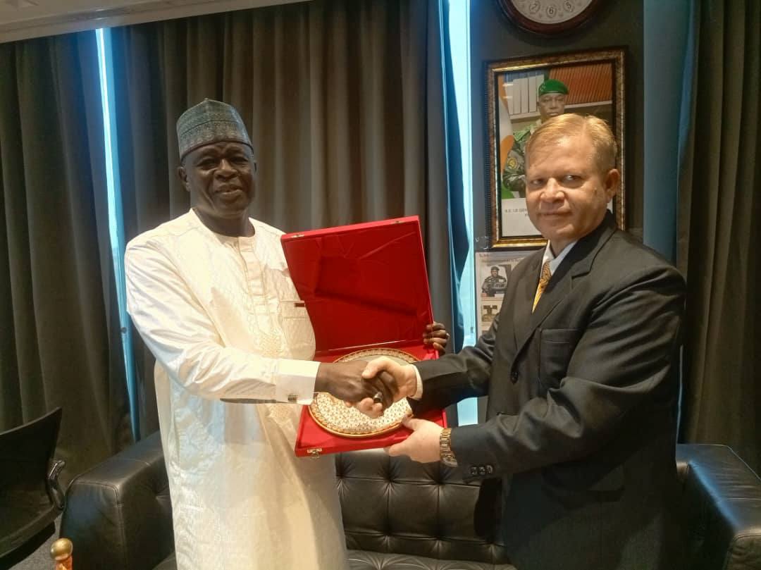 À Niamey, le Ministre délégué chargé du budget reçoit l’ambassadeur de l’Inde pour une audience diplomatique marquée par des échanges cordiaux et un geste symbolique. Une rencontre qui renforce les liens entre les deux pays et ouvre des perspectives territoriales en matière de coopération économique.