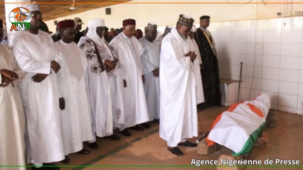 À Niamey, les obsèques de l’ancien ministre Karidjo Mahamadou ont rassemblé figures politiques, proches et citoyens venus saluer la mémoire d’un homme de conviction, éducateur engagé et acteur majeur de la vie publique nigérienne.