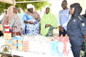 Le foyer des veuves des FDS du Niger a accueilli la délégation des épouses des FDS du Burkina Faso venue découvrir les initiatives économiques portées par les épouses des militaires. Une visite marquée par l’exemplarité territoriale et la valorisation du rôle des femmes dans la refondation nationale.