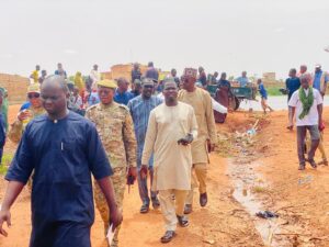 Face aux difficultés causées par une digue privée à Bangabana, les autorités du Niger se sont  mobilisées pour une visite terrain 