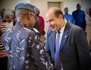 L’ambassadeur égyptien reçoit la distinction de Commandeur de l’Ordre du Mérite du Niger pour son rôle dans le renforcement des relations bilatérales.