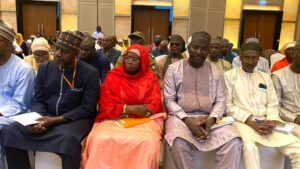 La ministre de l’Éducation remet diplômes et encouragements aux bénéficiaires d’« Illimi Mata », symbole d’espoir et de réussite.