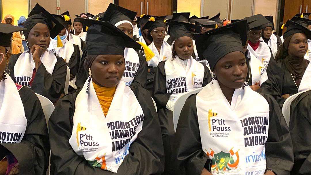 La ministre de l’Éducation remet diplômes et encouragements aux bénéficiaires d’« Illimi Mata », symbole d’espoir et de réussite.