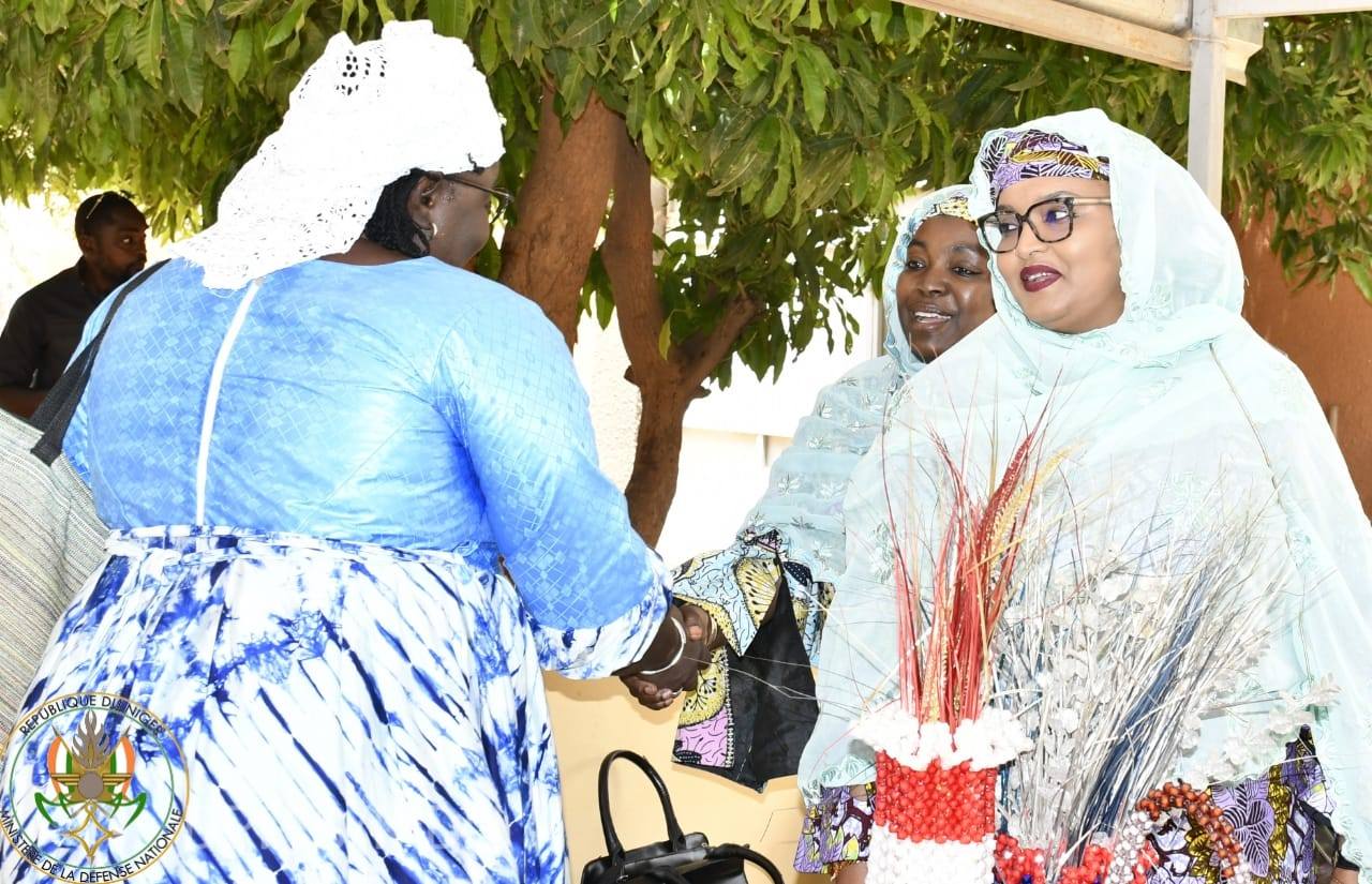 Le foyer des veuves des FDS du Niger a accueilli la délégation des épouses des FDS du Burkina Faso venue découvrir les initiatives économiques portées par les épouses des militaires. Une visite marquée par l’exemplarité territoriale et la valorisation du rôle des femmes dans la refondation nationale.