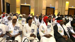 La ministre de l’Éducation remet diplômes et encouragements aux bénéficiaires d’« Illimi Mata », symbole d’espoir et de réussite.