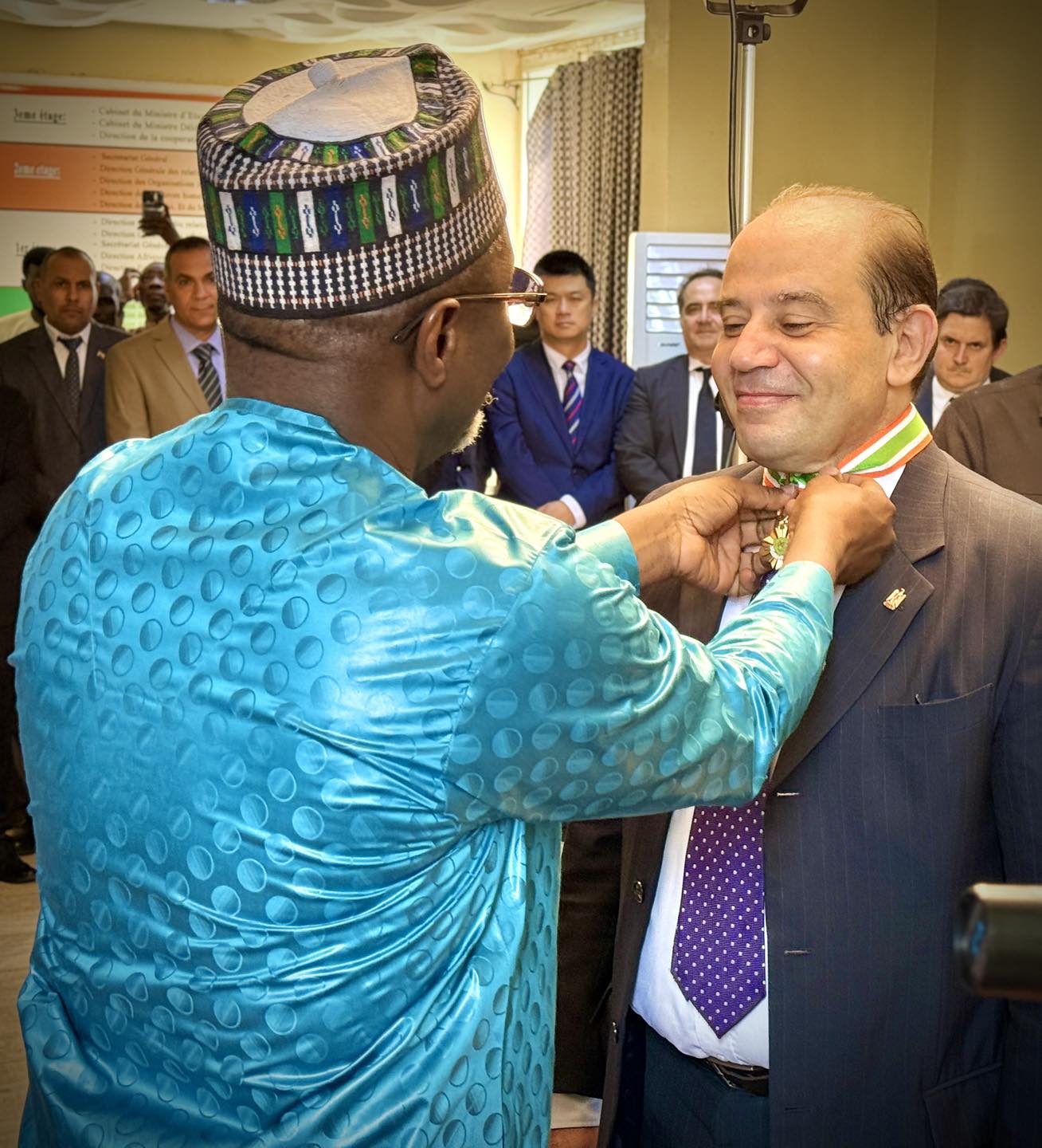 L’ambassadeur égyptien reçoit la distinction de Commandeur de l’Ordre du Mérite du Niger pour son rôle dans le renforcement des relations bilatérales.