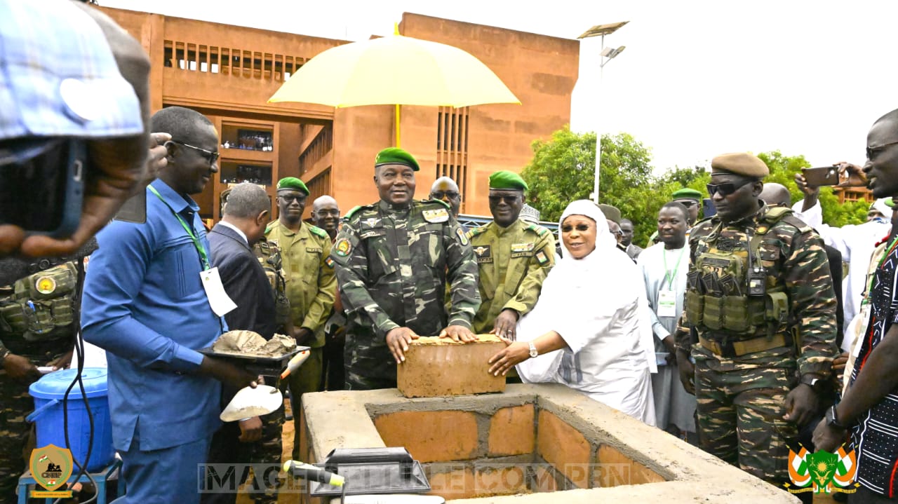 Le Niger inaugure la construction d’un centre TEP-SCAN à Niamey, premier du genre en Afrique de l’Ouest, lancé par le président Tiani pour renforcer la lutte contre le cancer et concrétiser sa vision sanitaire nationale.