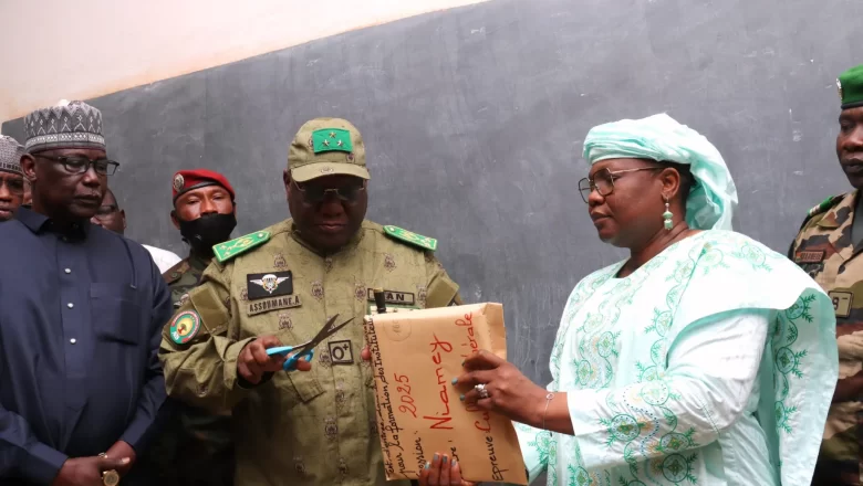 À Niamey, la Ministre Elisabeth Shérif a lancé le test d’entrée à l’École Normale des instituteurs. 1573 candidats, portés par l’ambition de servir, entament leur parcours vers une carrière éducative au cœur de la refondation nationale.