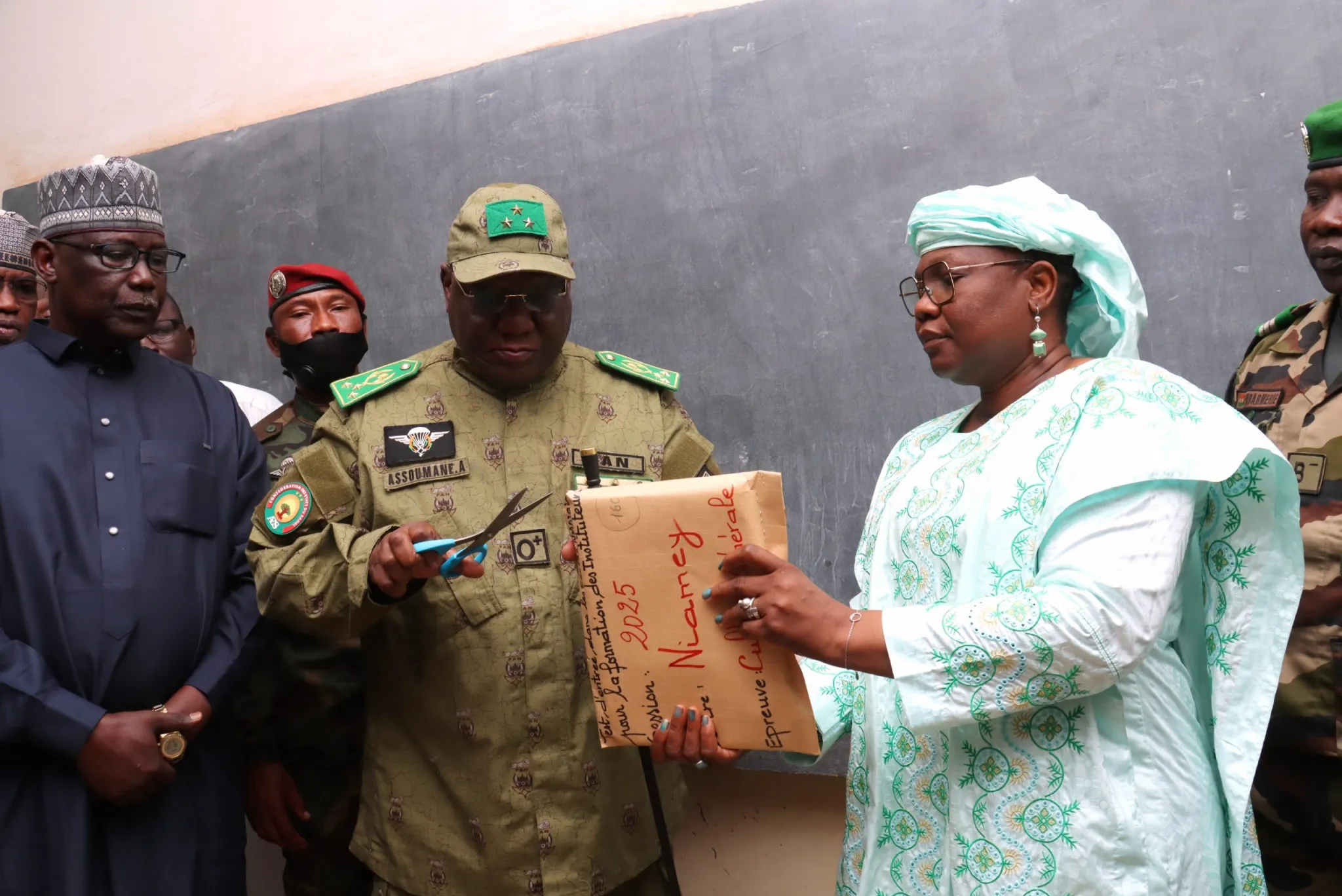 À Niamey, la Ministre Elisabeth Shérif a lancé le test d’entrée à l’École Normale des instituteurs. 1573 candidats, portés par l’ambition de servir, entament leur parcours vers une carrière éducative au cœur de la refondation nationale.