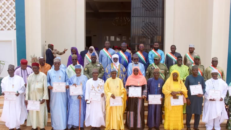 La Médaille de la Souveraineté a honoré les créateurs de l’hymne de l’AES, “Sahel Benkan”, pour leur engagement patriotique et culturel.