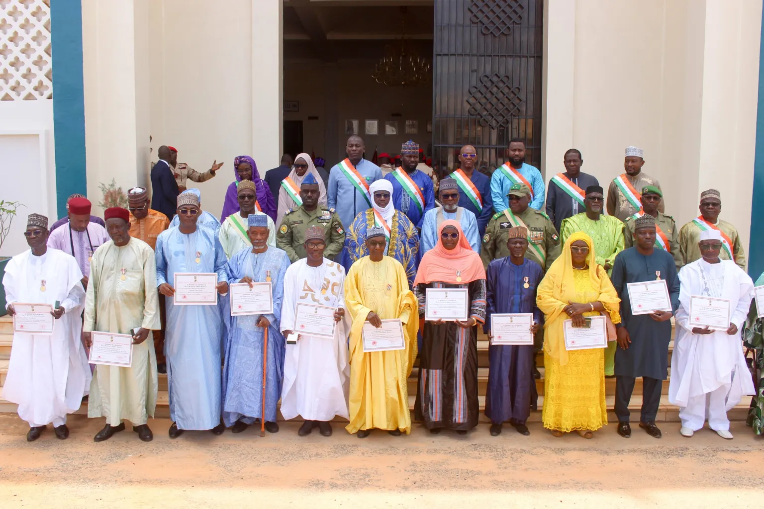 La Médaille de la Souveraineté a honoré les créateurs de l’hymne de l’AES, “Sahel Benkan”, pour leur engagement patriotique et culturel.
