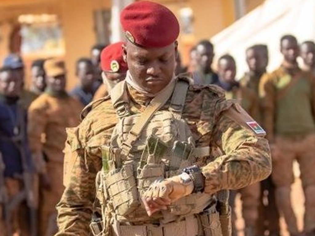 Le Président Ibrahim Traoré renoue avec l’esprit de Sankara en réaffirmant, ce 4 août 2025, les fondations populaires de la révolution burkinabè. Une commémoration politique transformée en levier de souveraineté et d’unité nationale.