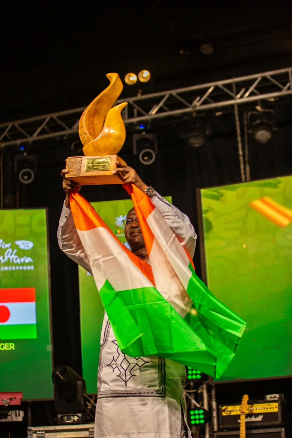 À Ouidah, la culture francophone célèbre ses bâtisseurs : le Niger s’illustre avec éclat grâce à Souley Moutari, lauréat du Grand Prix Cultura Afrique Francophone 2025, pour son œuvre dédiée à la mémoire vivante d’Agadez.