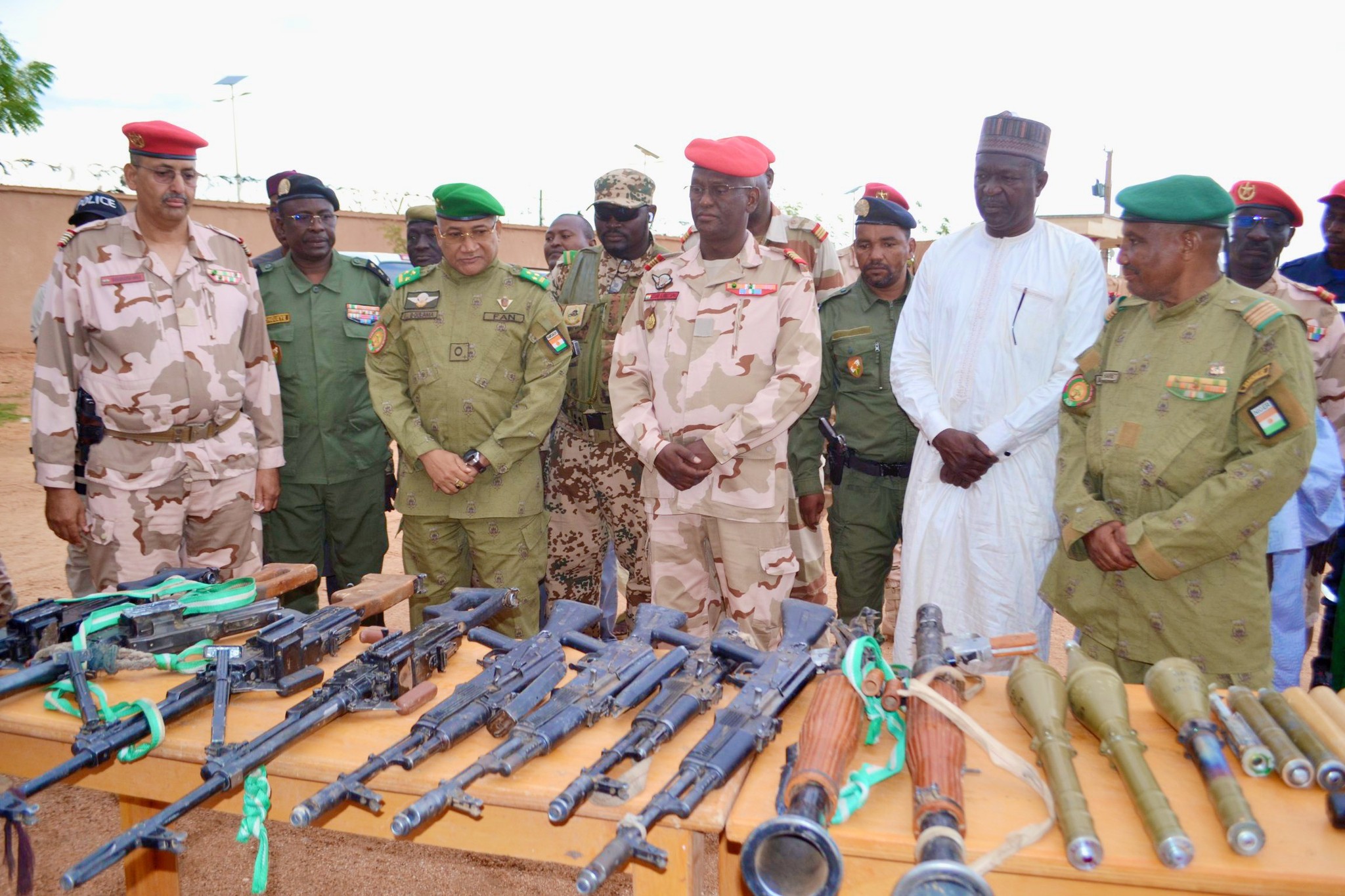 Le Gouverneur d’Agadez a inspecté un arsenal saisi lors d’une opération contre les bandits armés. Une démonstration de force qui illustre l’engagement des autorités à restaurer la sécurité et renforcer la stabilité régionale