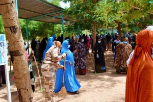 À Agadez, les épouses des Forces de Défense et de Sécurité mènent une opération de salubrité dans deux établissements hospitaliers, illustrant une mobilisation citoyenne exemplaire pour le bien-être communautaire.