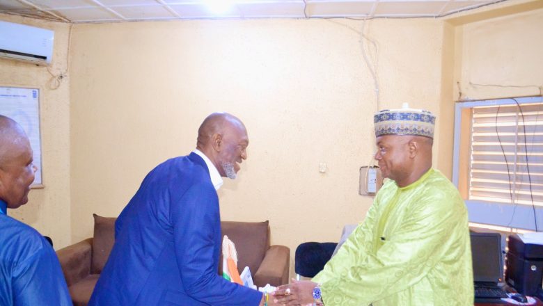 À Agadez, l’UNHCR, l’OIM et le Niger lancent une coopération régionale innovante pour protéger migrants et réfugiés sur les routes du désert.