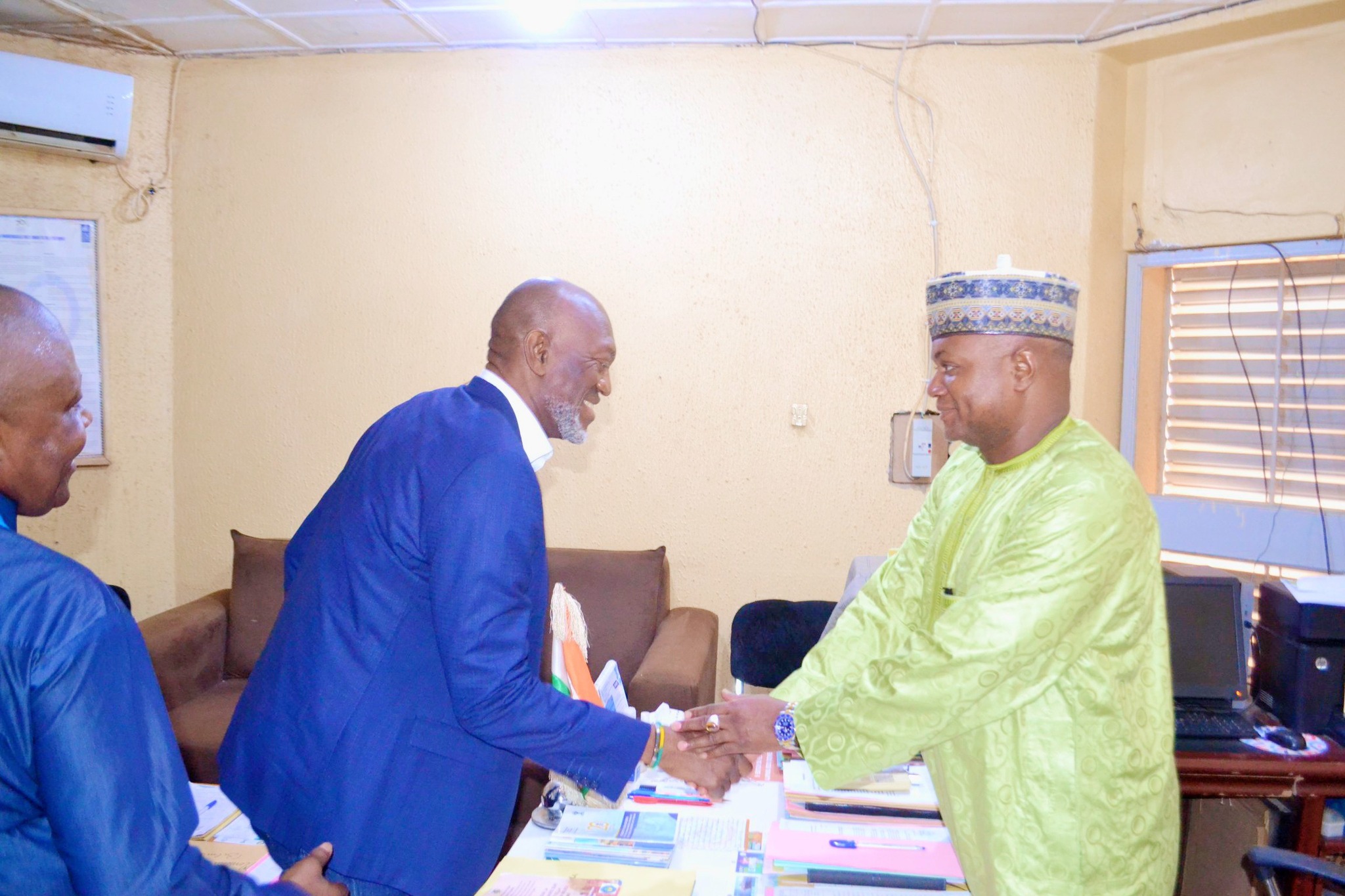 À Agadez, l’UNHCR, l’OIM et le Niger lancent une coopération régionale innovante pour protéger migrants et réfugiés sur les routes du désert.