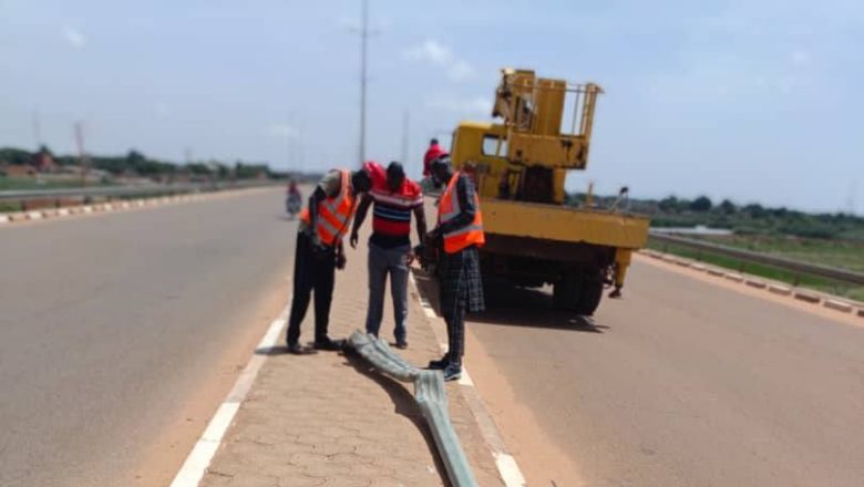 À Niamey, les équipes techniques municipales réparent chaque nuit les lampadaires vandalisés, assurant sécurité et modernité. Leur travail appelle à une responsabilité collective pour préserver l’éclairage public, bien commun de tous les citoyens.