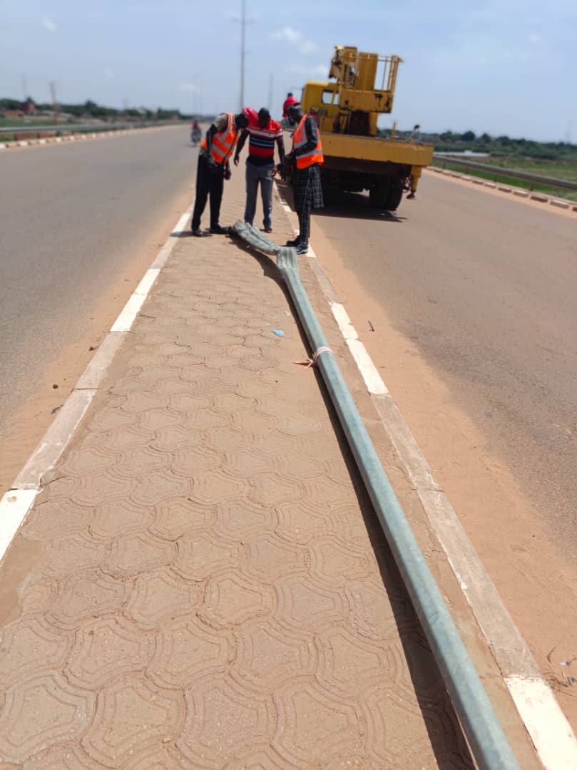 À Niamey, les équipes techniques municipales réparent chaque nuit les lampadaires vandalisés, assurant sécurité et modernité. Leur travail appelle à une responsabilité collective pour préserver l’éclairage public, bien commun de tous les citoyens.