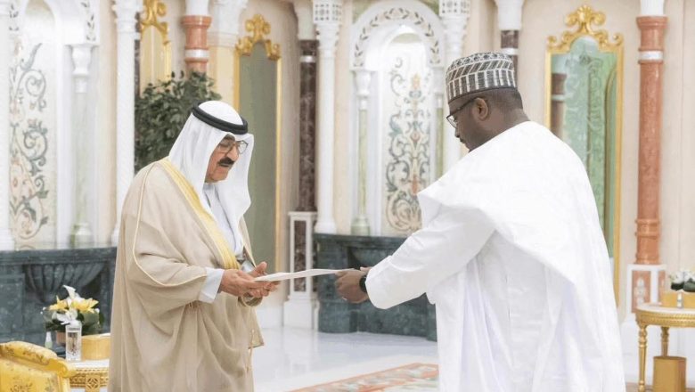 Le nouvel ambassadeur du Niger au Koweït, Dr Adam Abdou Hassan, a remis ses lettres de créance à l’Émir. Une étape clé pour renforcer