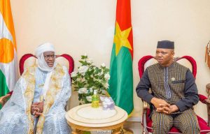 Réunis à Ouagadougou, les présidents des parlements de l’AES travaillent à la création d’un parlement confédéral. Objectif : renforcer l’unité sahélienne face aux défis sécuritaires, climatiques et politiques.