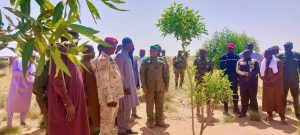  Le Gouverneur d’Agadez, Général Ibra Boulama Issa, a visité l’Université d’Agadez. Cette immersion dans les salles de cours, les laboratoires et les plantations symbolise un engagement fort pour l’éducation et l’écologie. Cette initiative incarne une vision durable pour la jeunesse saharienne. 