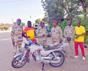 La Garde Nationale du Niger rend hommage à Coach Michel, pilier discret de l’équipe féminine de football de l’AS/GNN, en lui offrant une moto. Un geste qui incarne les valeurs de solidarité et d’engagement au service du sport féminin.