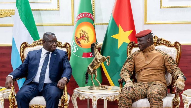 Julius Maada Bio, président en exercice de la CEDEAO, a rencontré Ibrahim Traoré à Ouagadougou. Objectif : renforcer la coopération régionale et poser les bases d’une Afrique de l’Ouest plus stable et intégrée.