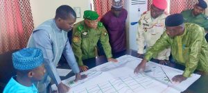  Le Gouverneur d’Agadez, Général Ibra Boulama Issa, a visité l’Université d’Agadez. Cette immersion dans les salles de cours, les laboratoires et les plantations symbolise un engagement fort pour l’éducation et l’écologie. Cette initiative incarne une vision durable pour la jeunesse saharienne. 