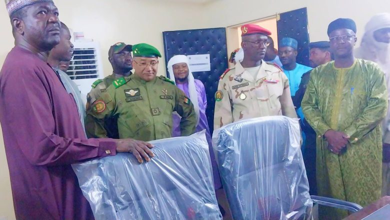 Le Gouverneur d’Agadez, Général Ibra Boulama Issa, a visité l’Université d’Agadez. Cette immersion dans les salles de cours, les laboratoires et les plantations symbolise un engagement fort pour l’éducation et l’écologie. Cette initiative incarne une vision durable pour la jeunesse saharienne.
