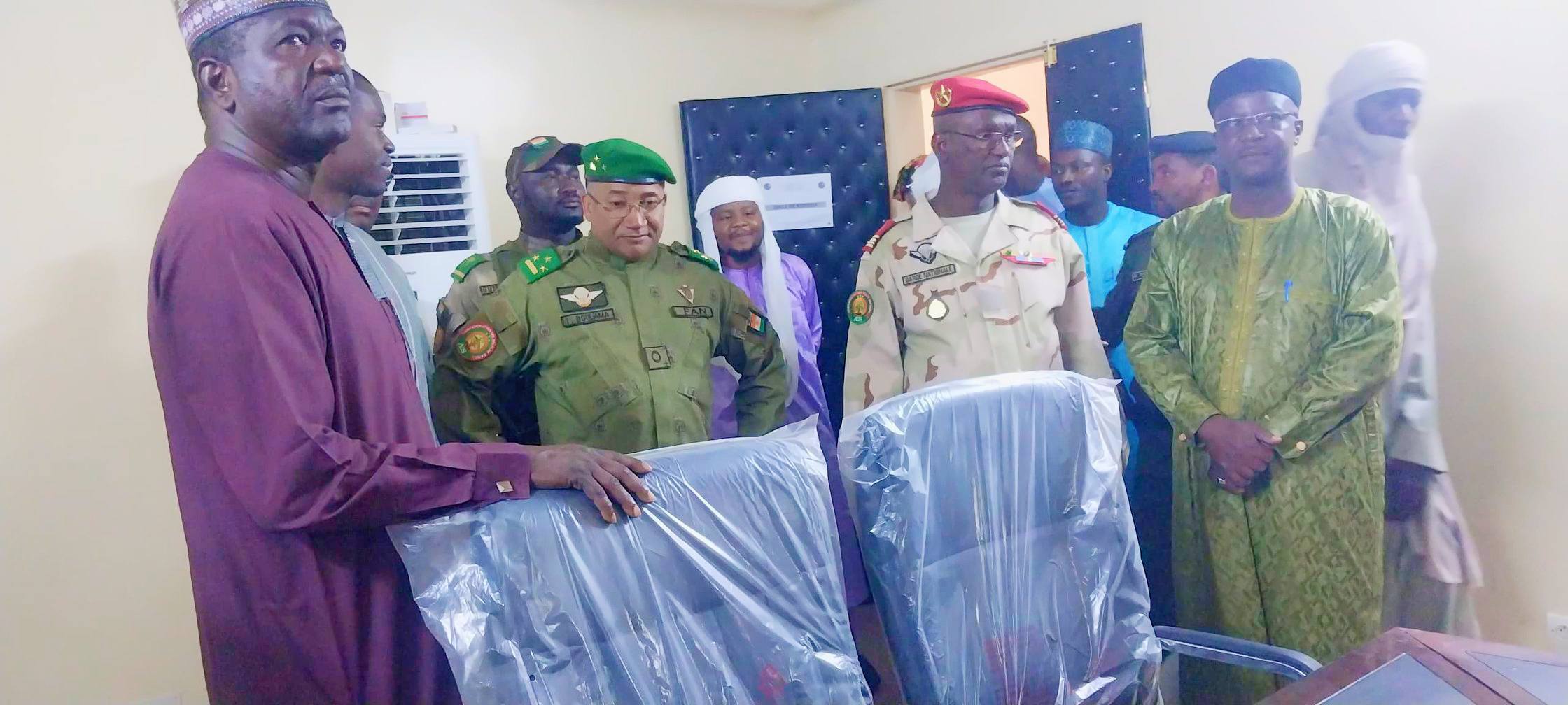 Le Gouverneur d’Agadez, Général Ibra Boulama Issa, a visité l’Université d’Agadez. Cette immersion dans les salles de cours, les laboratoires et les plantations symbolise un engagement fort pour l’éducation et l’écologie. Cette initiative incarne une vision durable pour la jeunesse saharienne.