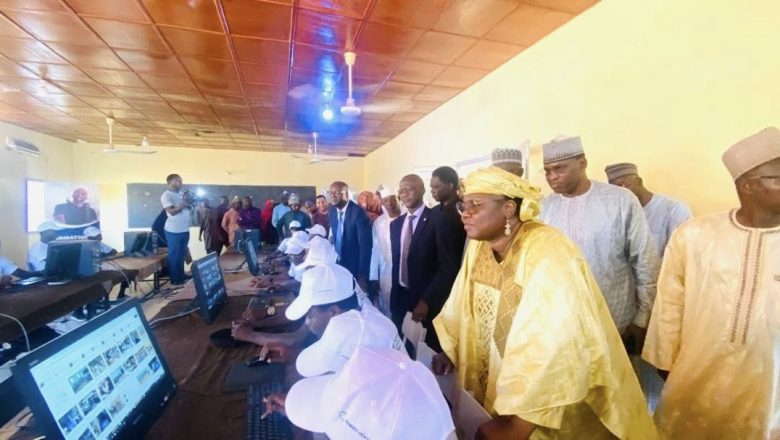 Niger entre dans une nouvelle ère éducative grâce au programme "Village Intelligent". Près de 300 écoles seront équipées d’un accès Internet