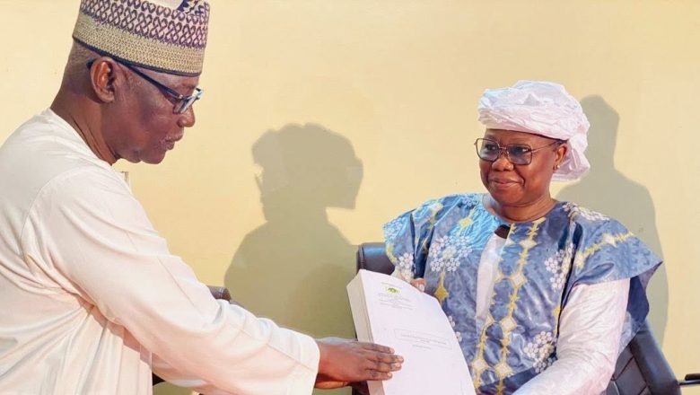 Le Comité national d’Approbation du Livre scolaire a livré son verdict : plus de la moitié des manuels examinés sont jugés inadaptés.