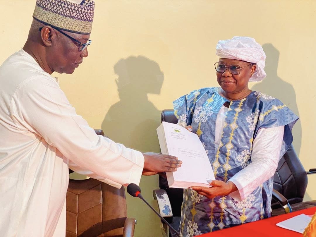 Le Comité national d’Approbation du Livre scolaire a livré son verdict : plus de la moitié des manuels examinés sont jugés inadaptés.