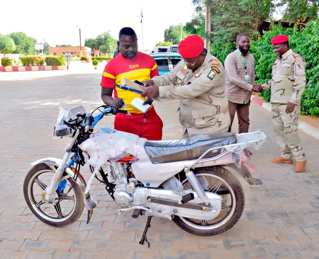 La Garde Nationale du Niger rend hommage à Coach Michel, pilier discret de l’équipe féminine de football de l’AS/GNN, en lui offrant une moto. Un geste qui incarne les valeurs de solidarité et d’engagement au service du sport féminin.