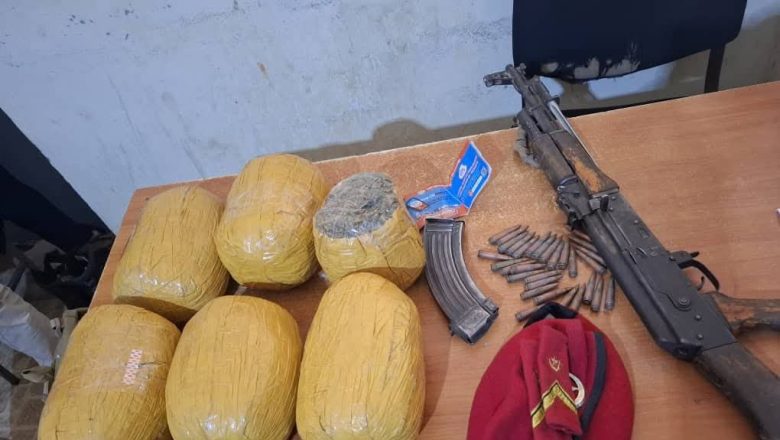 À Abalak, un agent de la Garde Nationale a été arrêté avec 5,75 kg de cannabis. En effet, cette affaire soulève des questions cruciales sur la corruption au sein des forces de l’ordre nigériennes. Par conséquent, l’OCRTIS intensifie ses opérations pour enrayer le narcotrafic. En outre, la confiance publique vacille, tandis que les routes du Sahel restent sous haute surveillance.