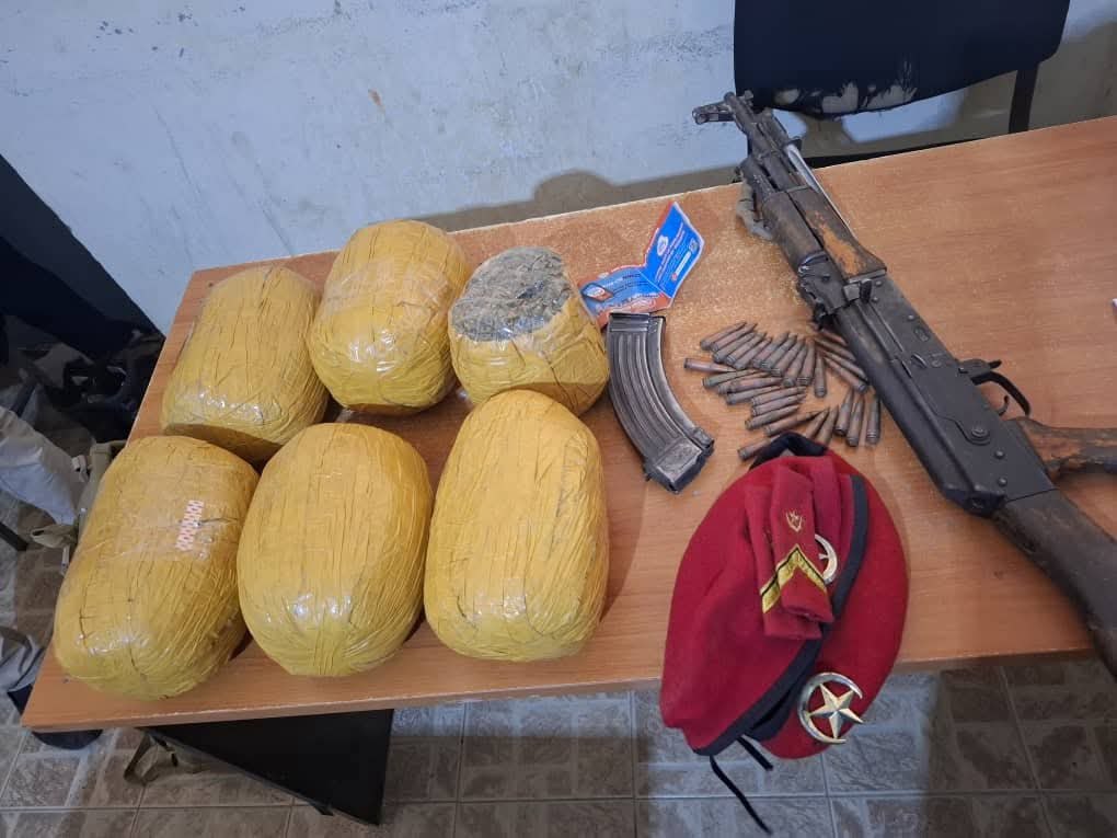 À Abalak, un agent de la Garde Nationale a été arrêté avec 5,75 kg de cannabis. En effet, cette affaire soulève des questions cruciales sur la corruption au sein des forces de l’ordre nigériennes. Par conséquent, l’OCRTIS intensifie ses opérations pour enrayer le narcotrafic. En outre, la confiance publique vacille, tandis que les routes du Sahel restent sous haute surveillance.