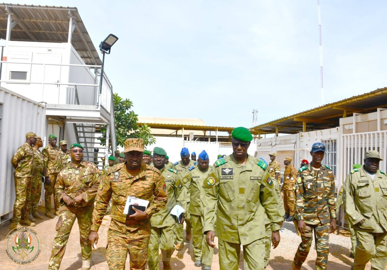 Le Ministre d’État, Ministre de la Défense du Niger, le Général Salifou Mody, a visité le Poste de Commandement de la Force Unifiée de l’AES,