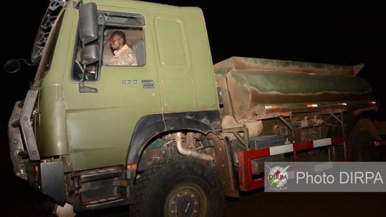 Le convoi de carburant escorté par les Forces Armées Maliennes depuis Labbezanga jusqu’à Gao incarne la solidarité opérationnelle entre le Niger et le Mali. Cette initiative renforce l’Alliance des États du Sahel (AES) face aux menaces transfrontalières et garantit la continuité économique dans les zones fragilisées.