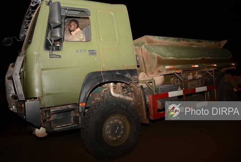 Le convoi de carburant escorté par les Forces Armées Maliennes depuis Labbezanga jusqu’à Gao incarne la solidarité opérationnelle entre le Niger et le Mali. Cette initiative renforce l’Alliance des États du Sahel (AES) face aux menaces transfrontalières et garantit la continuité économique dans les zones fragilisées.