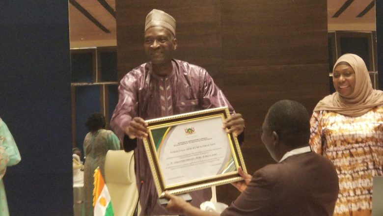 Clôturé à Niamey, le FNRSIT 2025, couplé au salon « 100 % Made in Niger », a réuni experts sahéliens et partenaires internationaux.