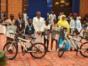 La Ville de Niamey a clôturé la première édition du Festival Scolaire National, couplée à la 14ᵉ Journée de l’Excellence et du Mérite, en présence des plus hautes autorités. Ainsi, les meilleurs élèves des examens nationaux ont été récompensés, valorisant le travail, l’inclusion et la discipline