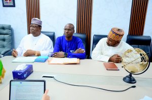 Le Ministre d’État Mohamed Toumba a reçu la délégation de la Banque Mondiale pour finaliser la restructuration du projet WURI-Niger. 