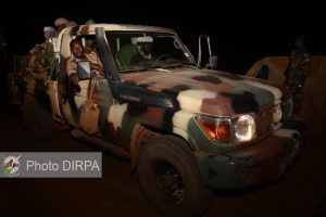 Le convoi de carburant escorté par les Forces Armées Maliennes depuis Labbezanga jusqu’à Gao incarne la solidarité opérationnelle entre le Niger et le Mali. Cette initiative renforce l’Alliance des États du Sahel (AES) face aux menaces transfrontalières et garantit la continuité économique dans les zones fragilisées.