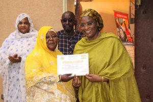À Niamey, Mme Aissatou Abdoulaye Tondi remet les attestations aux secrétaires de direction formés, incarnant la vision d’une administration