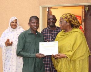 À Niamey, Mme Aissatou Abdoulaye Tondi remet les attestations aux secrétaires de direction formés, incarnant la vision d’une administration