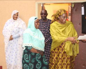 À Niamey, Mme Aissatou Abdoulaye Tondi remet les attestations aux secrétaires de direction formés, incarnant la vision d’une administration