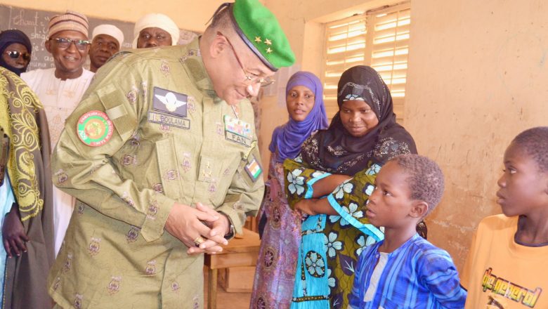 À Agadez, le Gouverneur Ibra Boulama Issa a effectué une visite des établissements scolaires et de la DREN/A/PLN pour évaluer les préparatifs