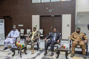 Le Président malien Assimi Goïta a accueilli son homologue nigérien Abdourahamane Tiani à Bamako pour une visite d’amitié et de travail.