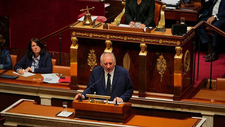 François Bayrou devient le premier Premier ministre de la Ve République renversé par un vote de confiance. Une débâcle politique historique